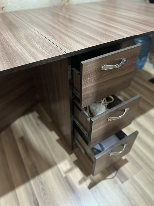 Продам стол книжку