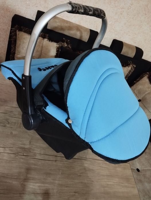 Avto kreslo sotiladi