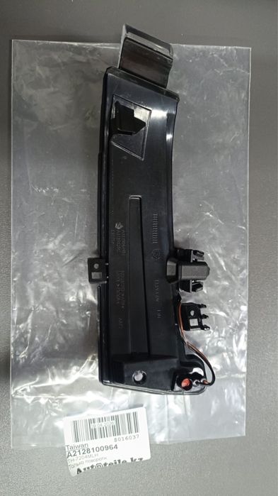 Левый поворотник (повторитель) на W212