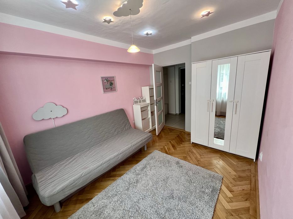 Apartament cu 3 camere de închiriat în centrul orașului cu parcare