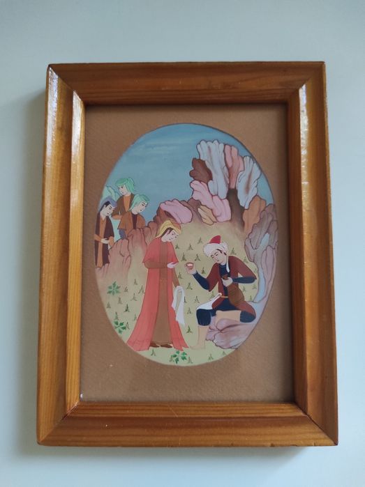 Miniatyura asarlari sotiladi. Yogʻoch ramkaga solingan