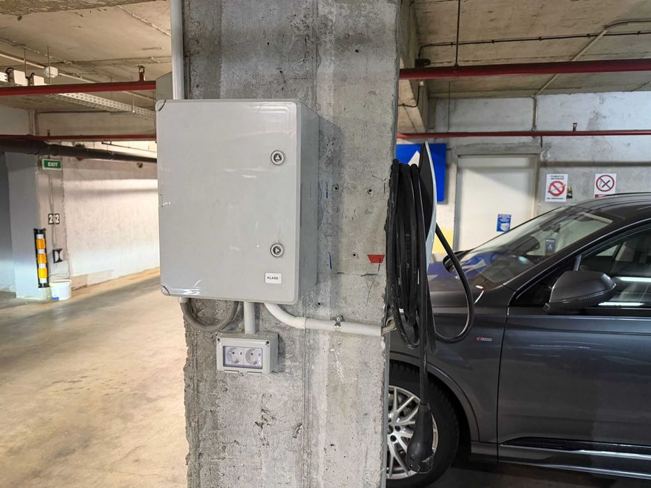 Inchiriez loc parcare cu statie masini electrice - zona Stefan cel Mare
