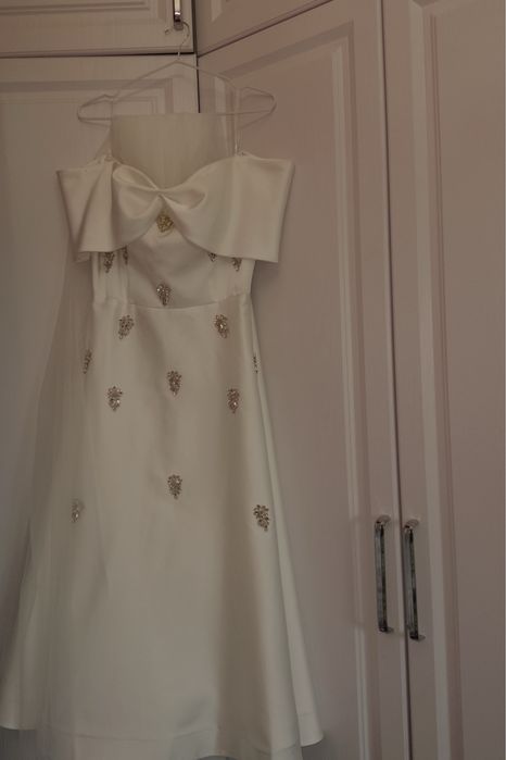 Платье вечернее с открытыми плечами белое