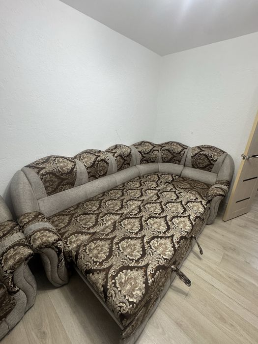 Продам диван угловой с креслом