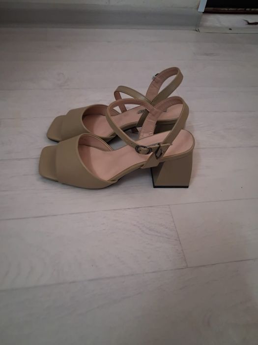 Женские босаножки