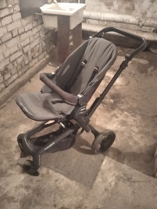 Детска количка и столчета