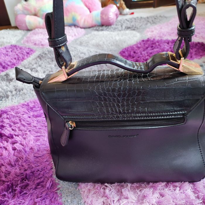 Дамска чанта с дълга дръжка