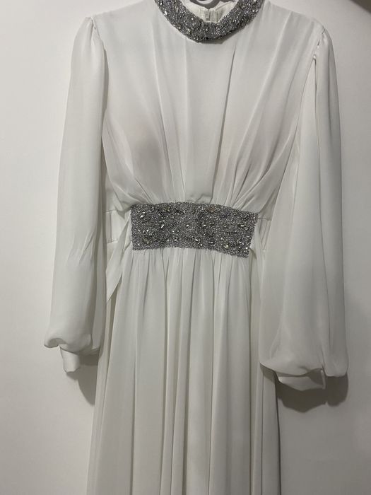 Платье белое со стразами