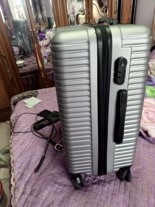 Продам серебристый чемодан