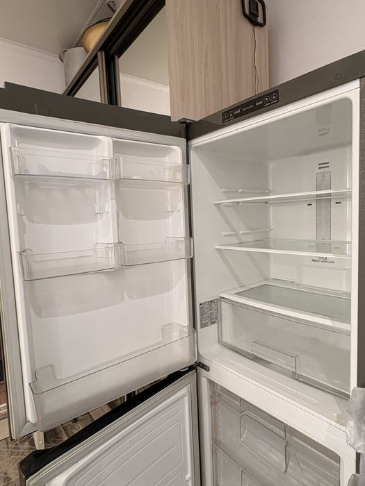 Продам двухкамерный холодильник LG