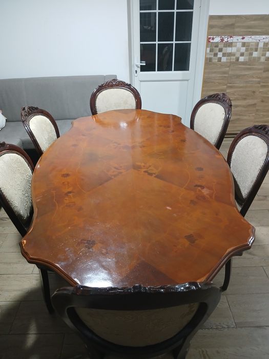 Vand masa de  12 persoane