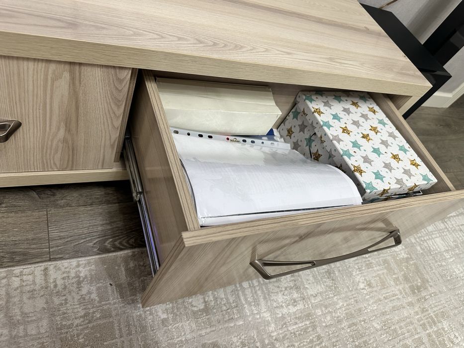 Продам тумбу под телевизор.