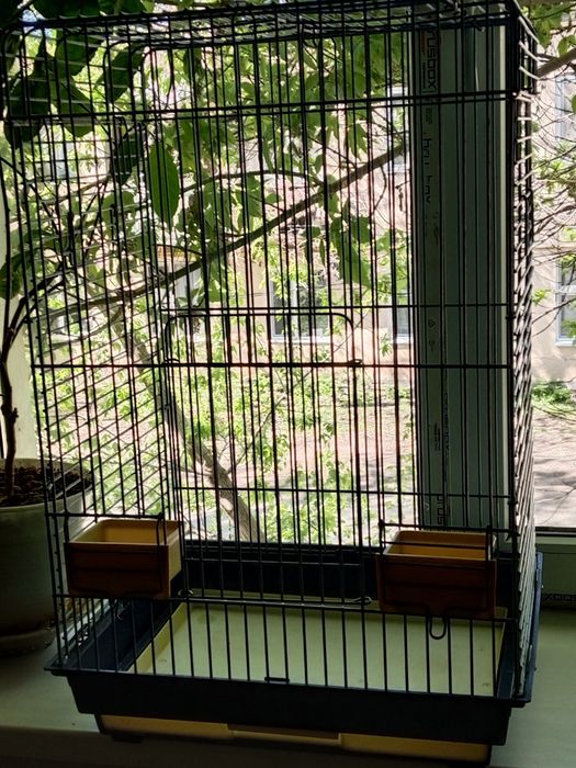 Клетка большая для попугаев.