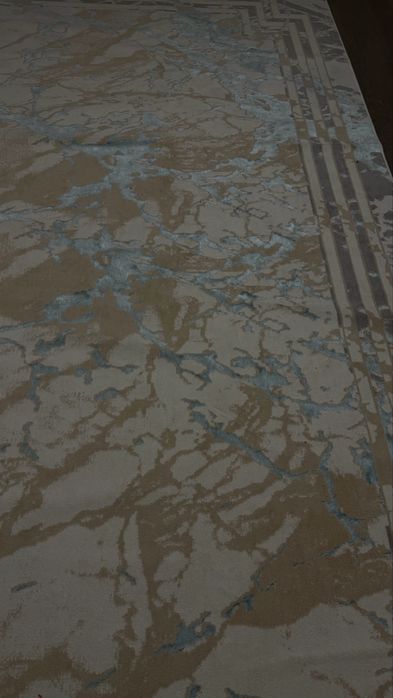 Продам ковер ,купила 2 месяца назад ,немного не подходит под цвет стен