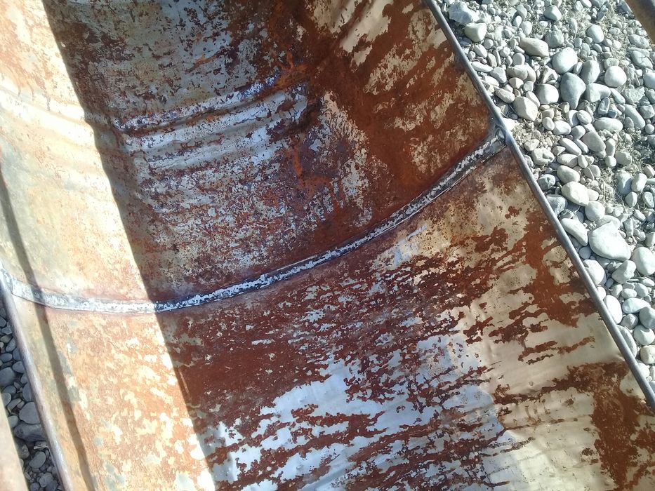 ақыр кормушка  бочкадан  су құюғада  бар.