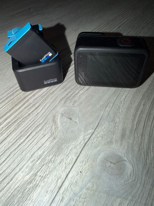 Cameră de acțiune GoPro HERO 10– Full HD/4K, stabilizare, accesorii incluse + încărcător dual