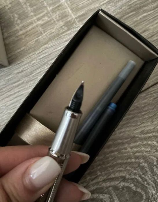 Stilou Parker argintiu