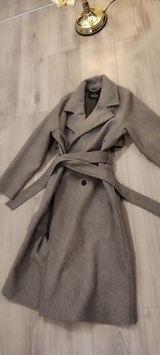 Pardesiu model deosebit petrecut si buzunare laterale, gri deschis