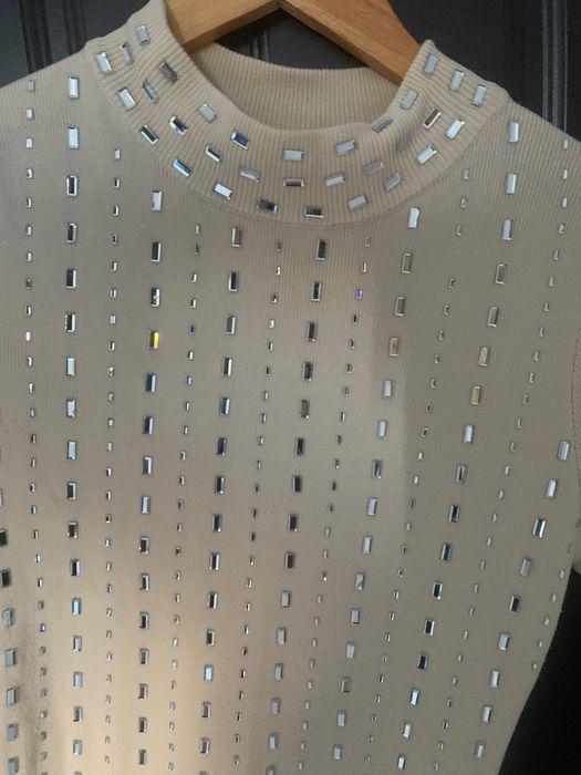 Рокля с камъни екрю