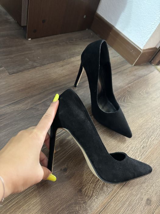 Pantofi cu toc . Marimea 38