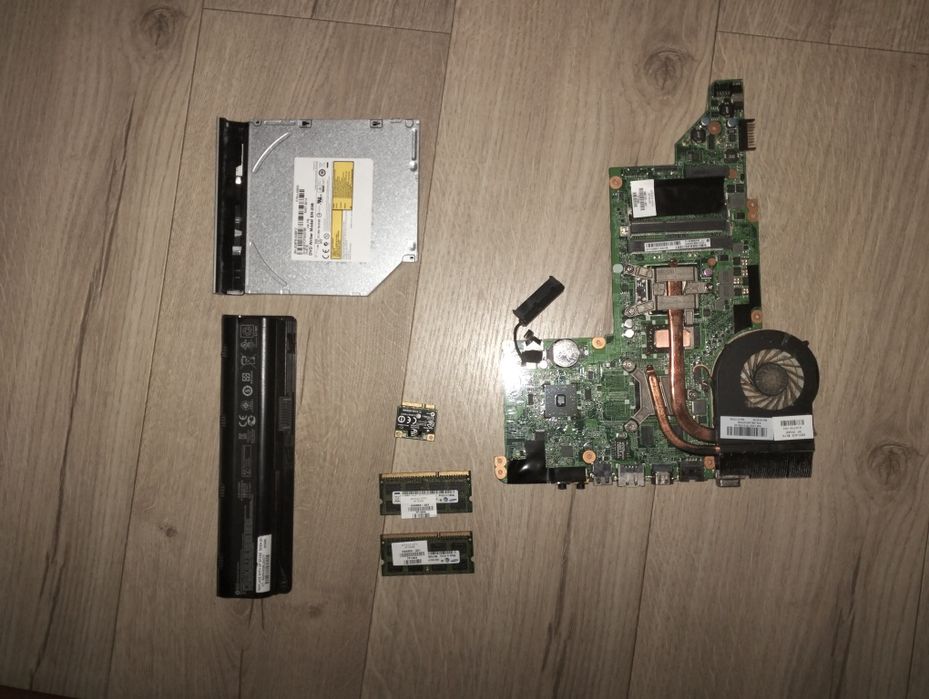 Vând componente, laptop defect