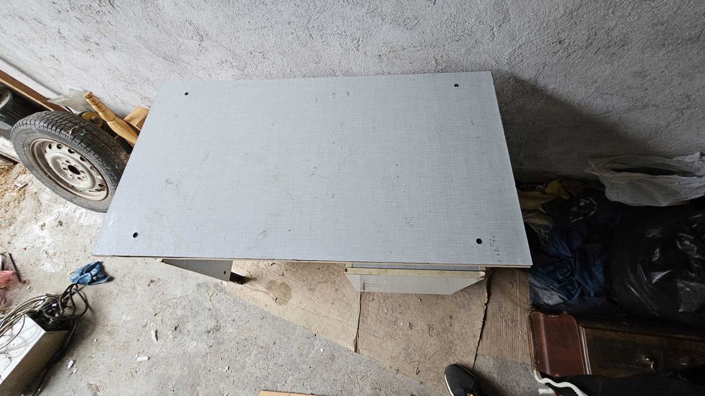 Бюро с метална конструкция