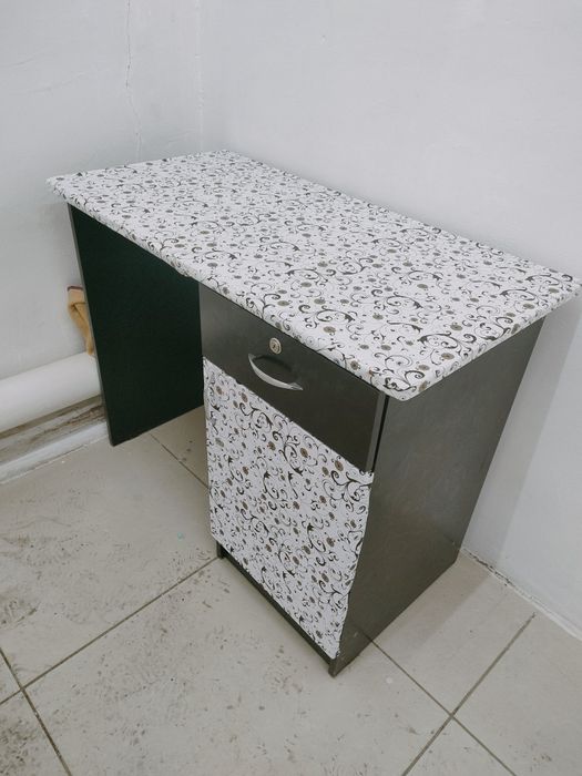 Продам стол с тумбой