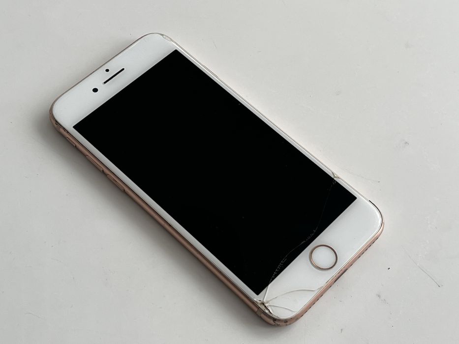 Iphone 8 / 64gb /pentru piese (placa)