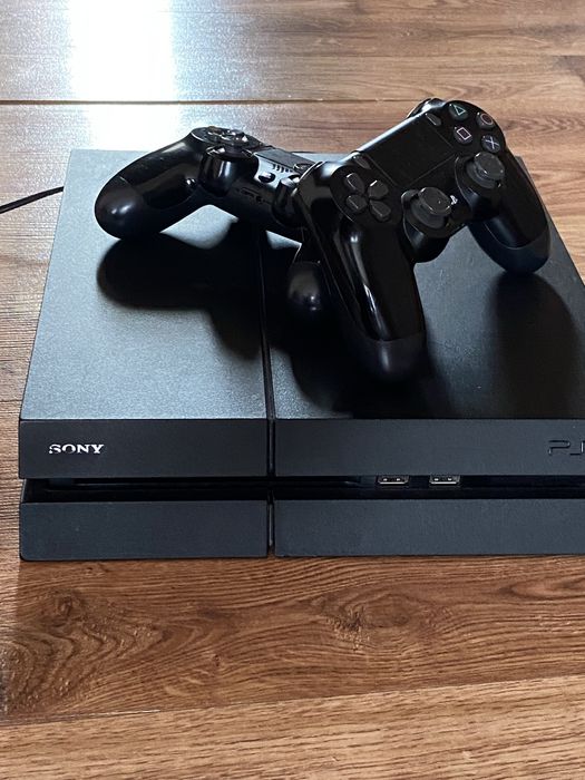 продаю playstation 4, в хорошем состоянии, с играми в комплекте.