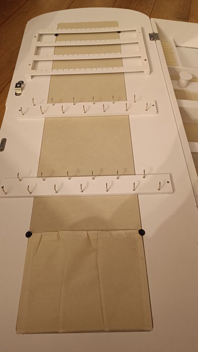 LED Огледало / шкаф за бижута