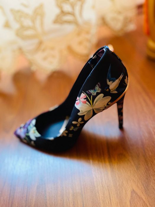 Ted Baker pantofi stiletto si papuci pufosi noi marime 37