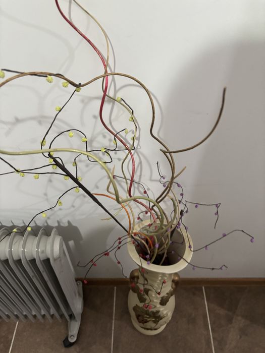 Ваза с искуственными цветами.