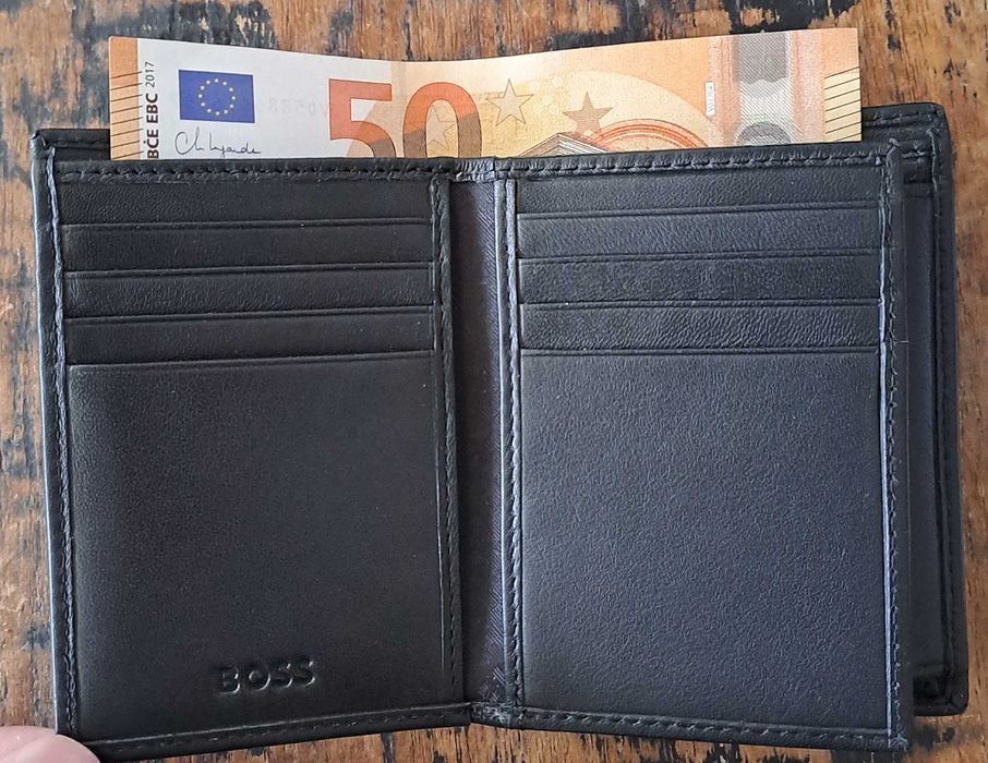 портфейл Hugo Boss БОС от естествена кожа, черен, тройно сгъваем, с капак и отделение за монети