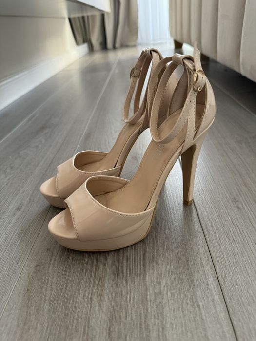 Sandale cu toc bej/crem marimea 36