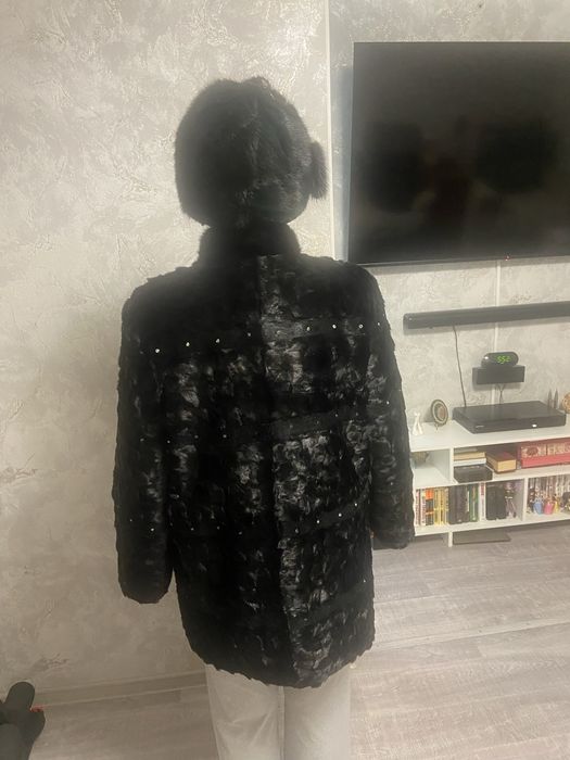 Продам две шубки( каракуль, норка)