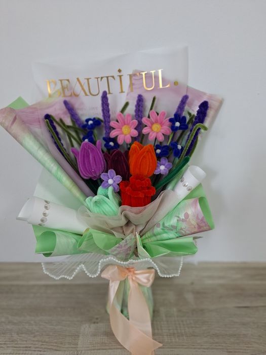 Flori realizate manual din sârmă plușată