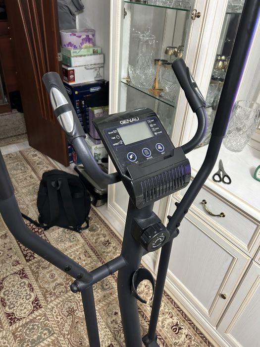 Продаётся эллиптический тренажёр GENAU