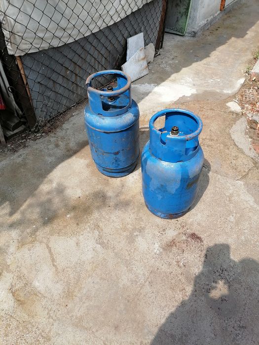 Продавам 2 броя бутилки за пропанбутан цена