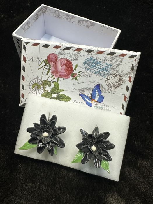 Cercei handmade cu flori negre