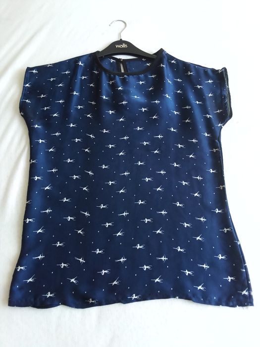 Тъмно син топ с балерини