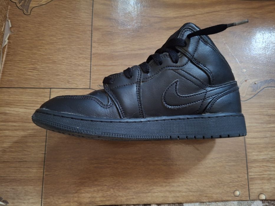 Adidasi Jordan 1  negri