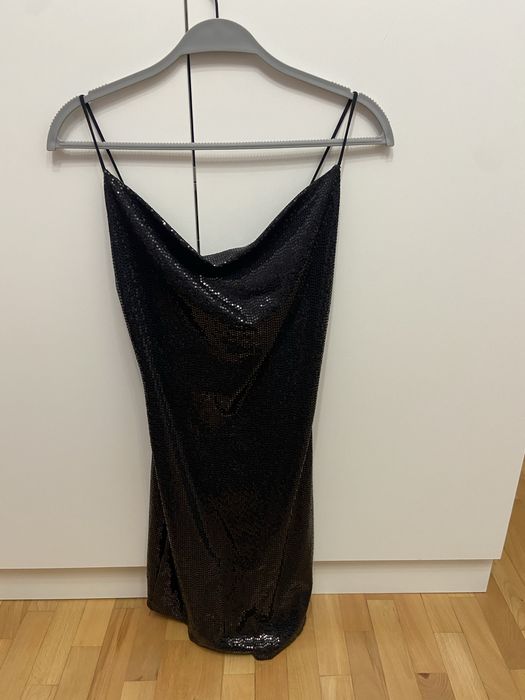 Черна къса рокля с пайети