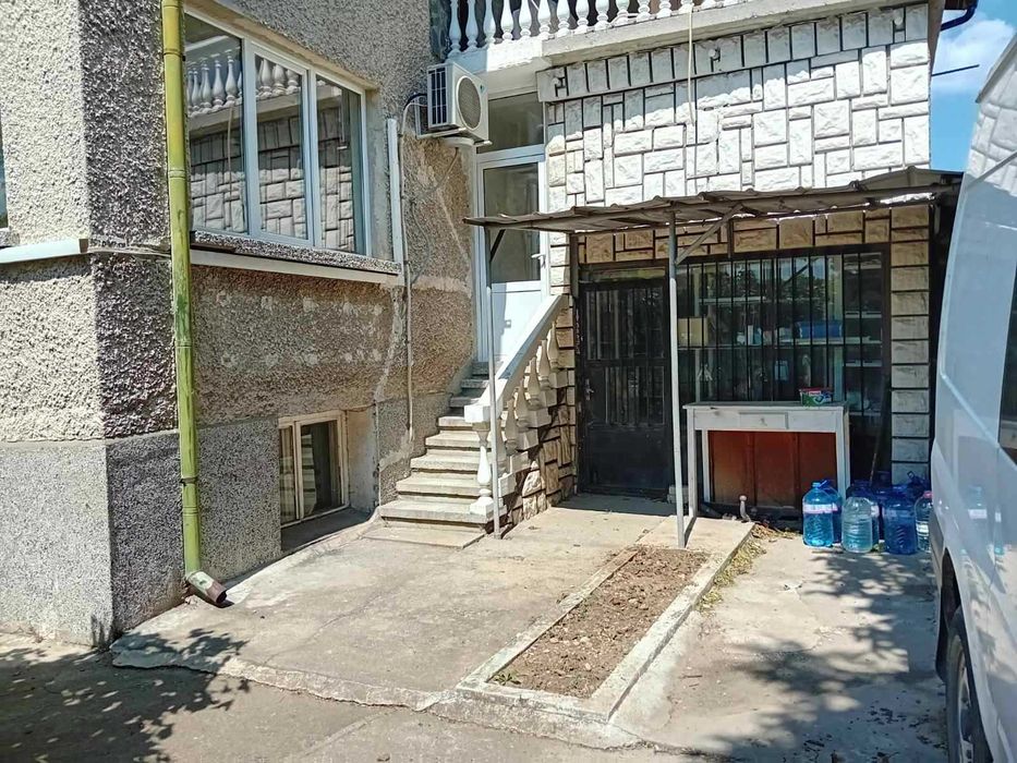 Самостоятелен  първи етаж от масивна  къща с магазин