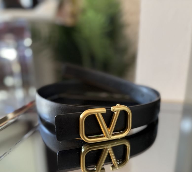 Curea Valentino Garavani – neagră cu emblemă aurie