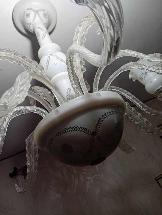 Fotolii, candelabru și scaune de vânzare