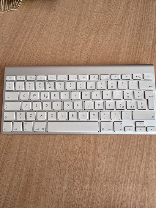 Tastaura Apple A1314
Perfect functionala
Functioneaza cu 2 baterii AA