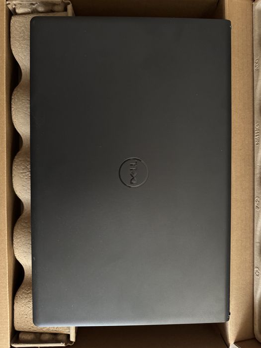 Лаптоп Dell Vostro 3530