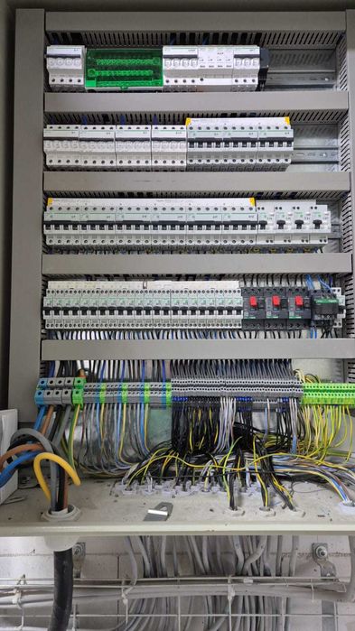 Electrician .  servici instalatii electrice si automatizari