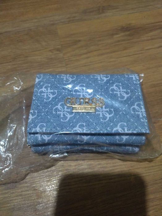 Продавам чанти и портмонета Guess