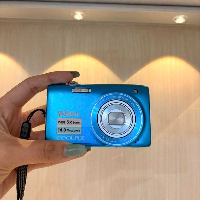 Nikon Coolpix S3100 ултра компактен цифров фотоапарат, стилна дигитална камера в син цвят, 14MP отлично състояние, работи перфектно!